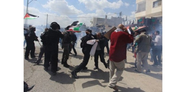İsrail askerleri Kudüs’teki Toprak Günü yürüyüşüne müdahale etti
