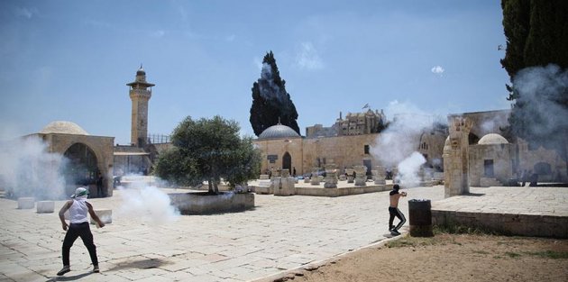 İsrail polisi Mescid-i Aksa'daki cemaate ses bombaları ile saldırdı