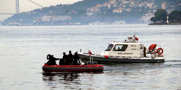 İstanbul Boğazı'nda sürat teknesi battı!