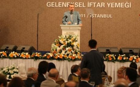  İstanbul İl Başkanlığı tarafından her yıl gercekleştirilen İftar yemeğine Başbakan Recep Tayyip Erdoğan’ın katılımıyla gercekleşti.