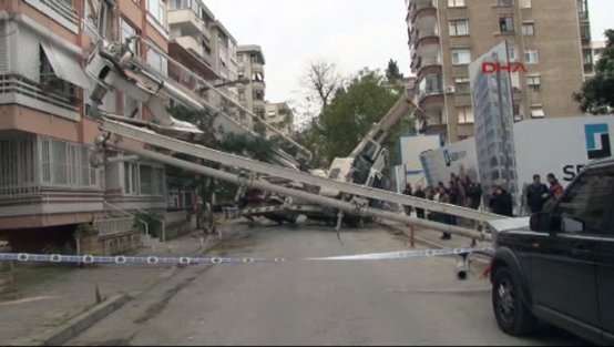 İstanbul'da binanın üzerine vinç devrildi