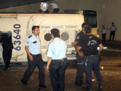 İstanbul'da çevik kuvvet otobüsü devrildi