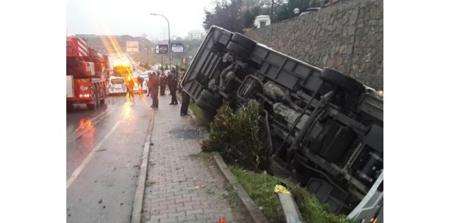 İstanbul'da Çevik Kuvvet otobüsü devrildi