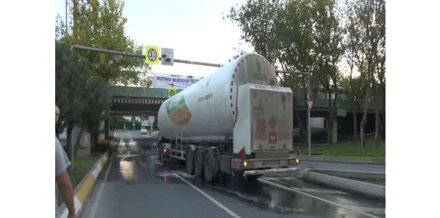 İstanbul'da doğalgaz yüklü tanker alt geçitte sıkıştı