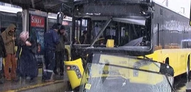 İstanbul'da kaza! Metrobüs seferleri aksadı
