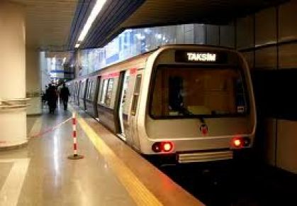 İstanbul'da metro ve tramvay sefer saatleri uzatıldı