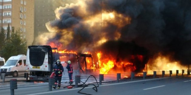 İstanbul'da Metrobüs alev alev yandı!