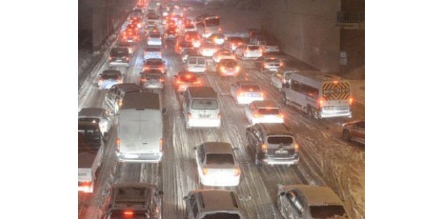İstanbul'da trafik kitlendi
