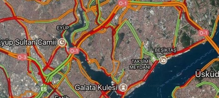İstanbul'da yağmur yağdı, trafik kitlendi.