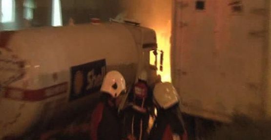 İstanbul'da yakıt yüklü tanker patladı!