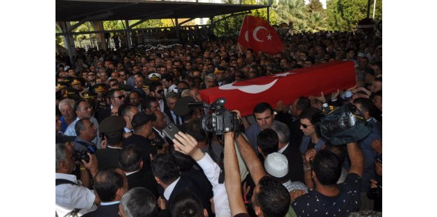 İzmir'de şehit cenazesinde Atatürk gerginliği