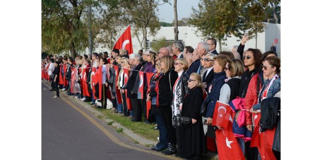 Kadıköy'de Atatürk için saygı zinciri rekor kırdı