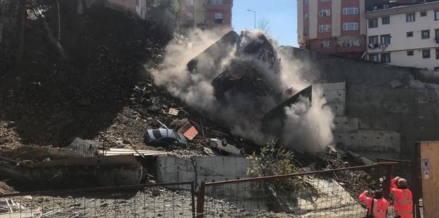 Kağıthane'de tahliye edilen 4 katlı bina çöktü