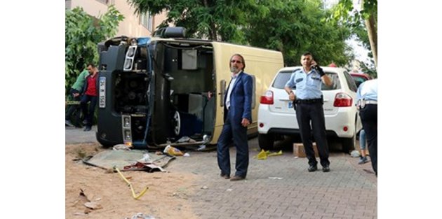Kağıthane'de yolcu minibüsü devrildi: 10 yaralı