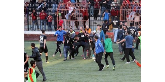 Karagümrük'te rakip futbolculara bıçaklı saldırı!