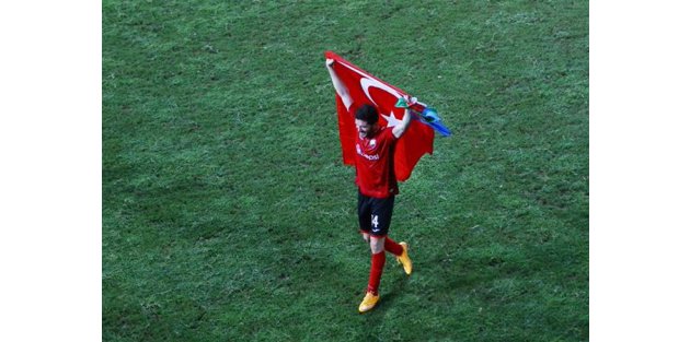 Maçtan sonra Türk bayrağıyla tur attı!