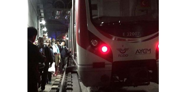 Marmaray treni raydan çıktı!