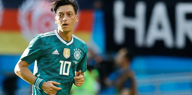 Mesut Özil'in kararı Almanya'daki tartışmaları alevlendirdi