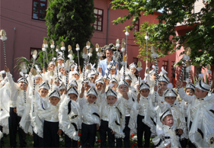 Minikler Sünnet Kıyafetlerini Aldı... Sünnet Şenliğinde Rafet El Roman Konseri