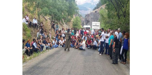PKK'lılar Dersim'de düğün konvoyunun yolunu kesti