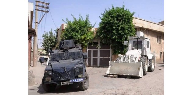 PKK'ya karşı zırhlı kepçeler kullanılıyor