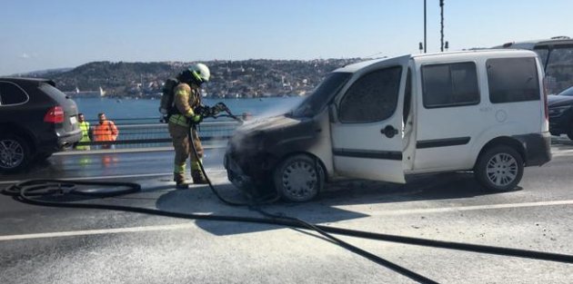 Polis aracı köprüde yandı