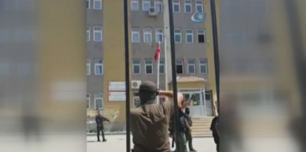 Polisler Türk bayrağını tekbirlerle göndere çekti