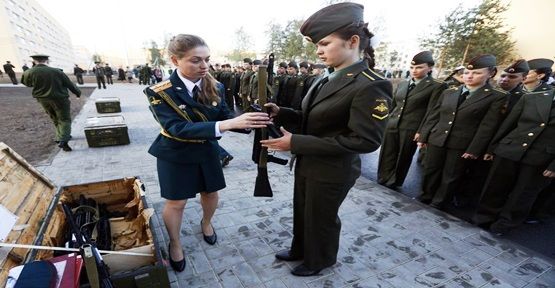 Rusya'da 700 rütbeli kadın asker göreve başladı