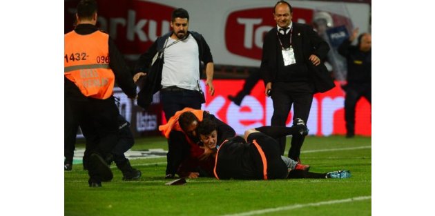 Sahaya inen Trabzonspor taraftarları hakem Volkan Bayaraslan'ı dövdü!