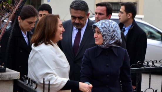 Sare Davutoğlu'ndan Selvi Kılıçdaroğlu'na taziye ziyareti