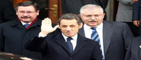 Sarkozy'i ağzında sakız çiğneyerek uğurladı