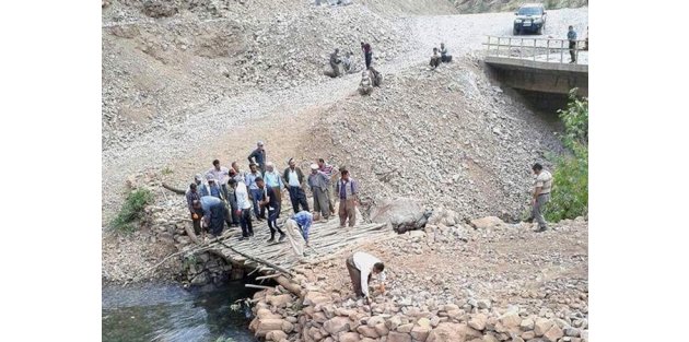 Şemdinli'de PKK köprüyü yıktı halk yenisini yaptı