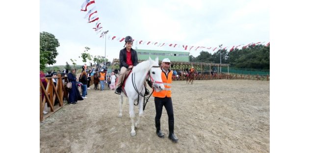 Sultangazi'de At Binme Tesisleri Çocukların İlgi Odağı