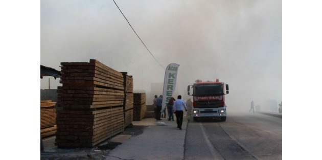 Sultangazi'de Bir Kereste Atölyesine Ait Depoda Yangın Çıktı