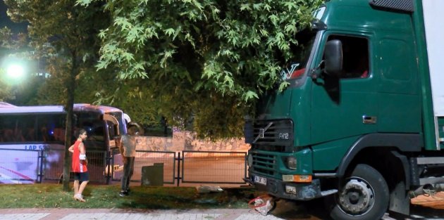 Sultangazi'de faciaya ramak kala: Çocuklar salıncaktayken kamyon parka daldı