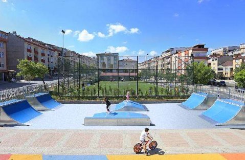 Sultangazi’de parklar yenilendi