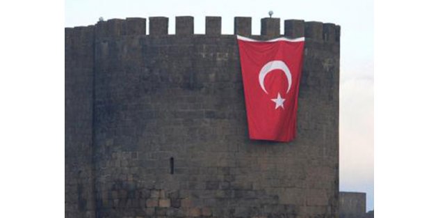 Sur Kalesi'ne dev Türk bayrağı asıldı