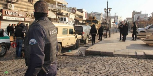 Sur'da kanaslı saldırı: 3 polis yaralı