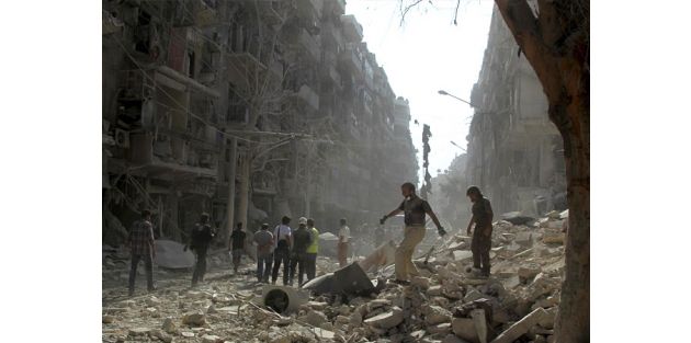 Suriye'de rejim Halep ve Rakka'yı vurdu!