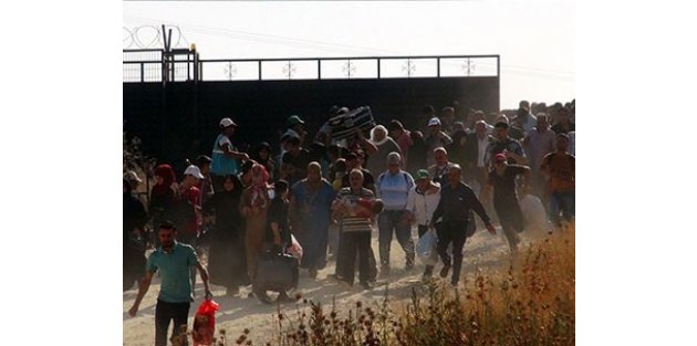 Suriyelilerin sınır kapısındaki bayram geçişinde izdiham