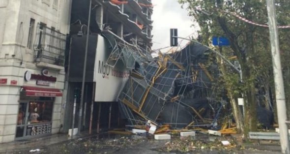 Taksim'de inşaat iskelesi çöktü