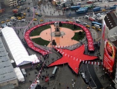 Taksim'i Türk bayrağı ile sardılar