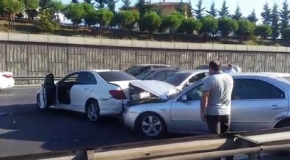 TEM Otoyolu Gaziosmanpaşa'da Zincirleme Trafik Kazası