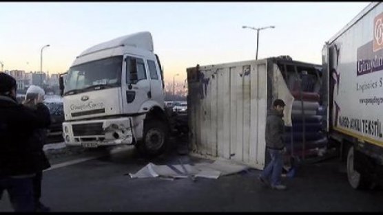 TEM'de kamyon devrildi trafik felç oldu