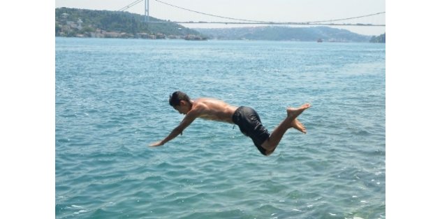 Termometreler 39'u Gösterdi, İstanbullular Denize Koştu