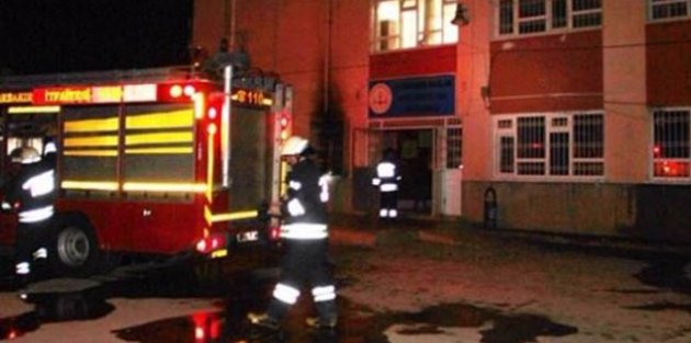 Teröristler Diyarbakır’da okul yaktı