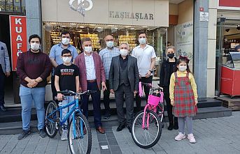 Murat Haşhaş ve Başkan Usta'dan Dünya Bisiklet Günü'nde gençlere hediye!