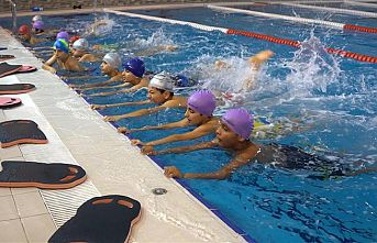 Gaziosmanpaşa Belediyesi Yüzme Bilmeyen Kalmasın'' Projesi İle Öğrencilere Yüzme Öğretiyor