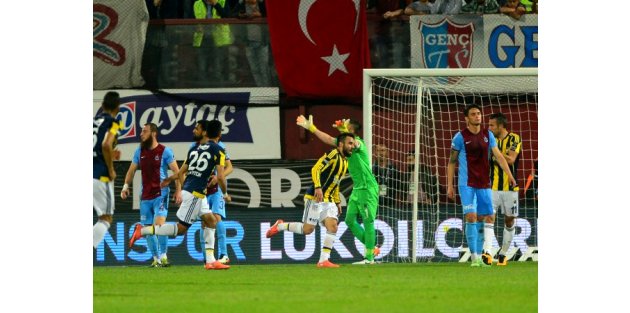 Trabzonspor-Fenerbahçe maçında olaylar çıktı! Maç tatil edildi