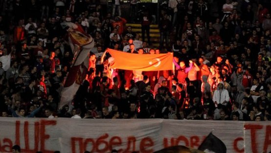 Türk bayrağı yakıp Fenerbahçe'ye küfür ettiler